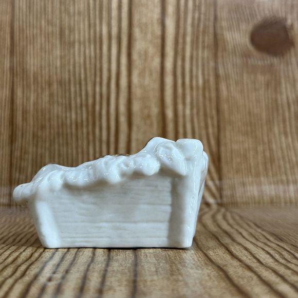 White & Gold Christmas Nativity Set with Baby Jesus figurine 8 Pieces - Picture 5 of 16